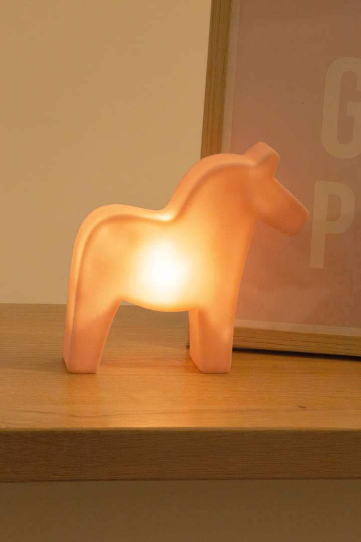 Tischlampe Shining Dala Horse 'Rose' Micro USB-C
