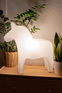 Weißes LED Pferd mit warmweißem Licht als dekorative Tischleuchte im Wohnbereich